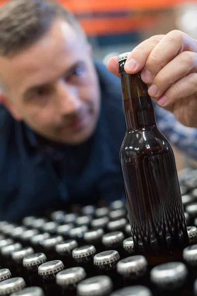 Imbottigliamento birra dipendente della fabbrica — Foto Stock