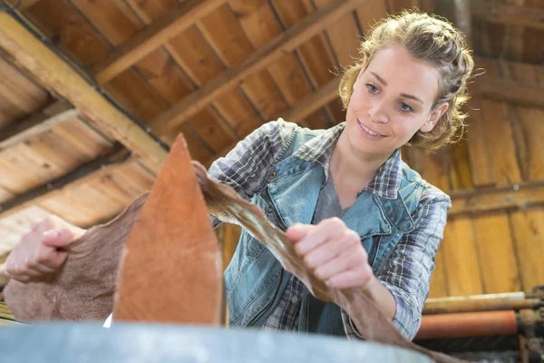 Genç craftswoman nesneleri atölye üretir — Stok fotoğraf