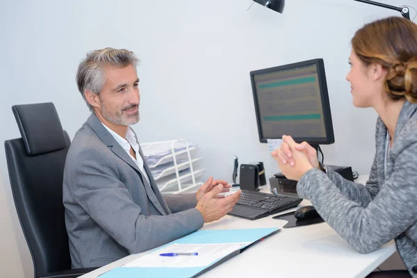 Feminino com seu colega de trabalho no escritório — Fotografia de Stock