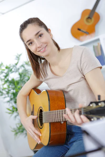 弹吉他的女人 — 图库照片