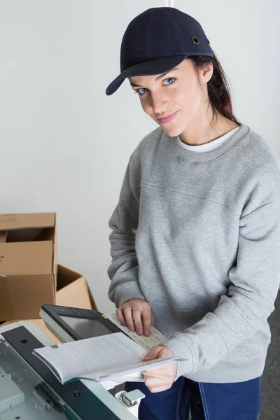 Vrouwelijke printer technicus en technicus — Stockfoto