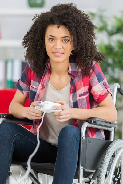 Disabled woman playing video game — Stock Photo, Image