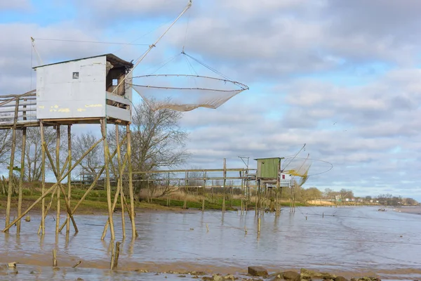 Maison de pêcheur dans la mer — Photo