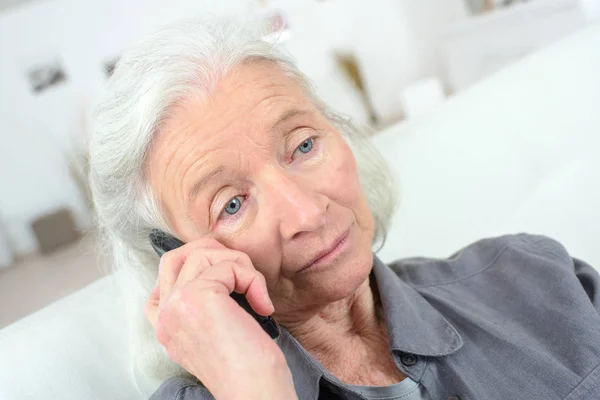 Chateado sênior mulher no telefone — Fotografia de Stock