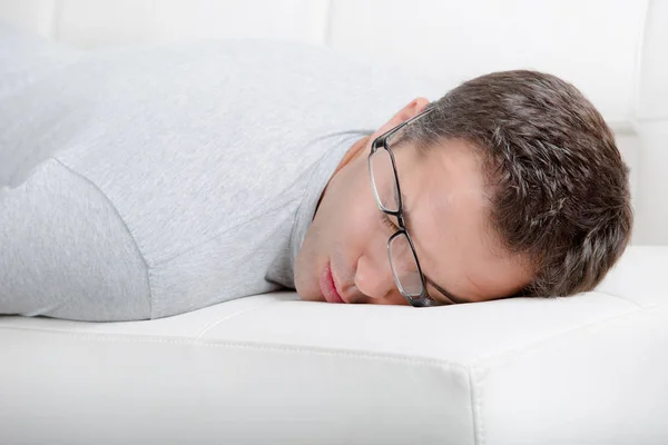 Uomo che fa un sonnellino sul divano — Foto Stock