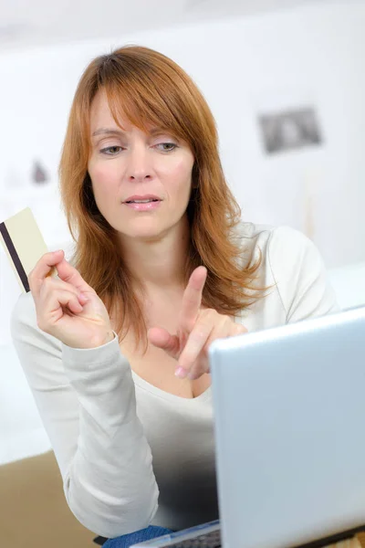 Glücklich lächelnde Frau mit Laptop und Kreditkarte — Stockfoto