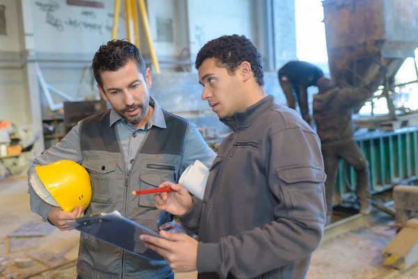 Werknemer en ingenieur op bouwplaats — Stockfoto