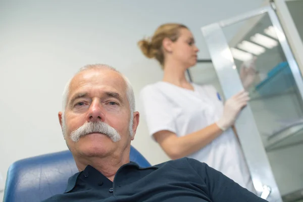 Velho esperando na clínica para a extração de sangue — Fotografia de Stock