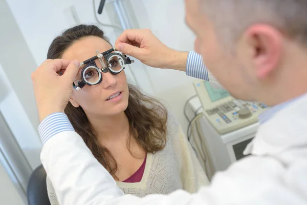 Femme ayant test oculaire machine d'essai oculaire — Photo