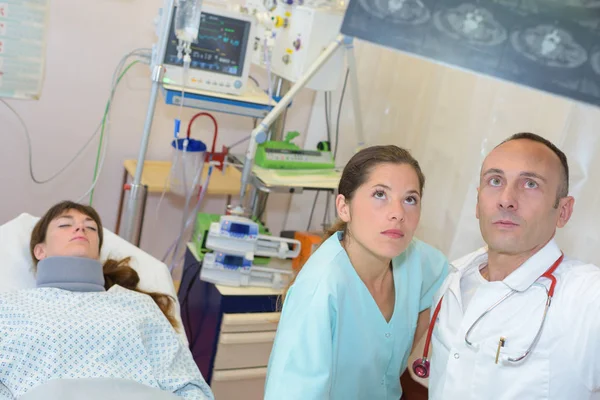 Männliche Ärztin mittleren Alters mit Patientin — Stockfoto