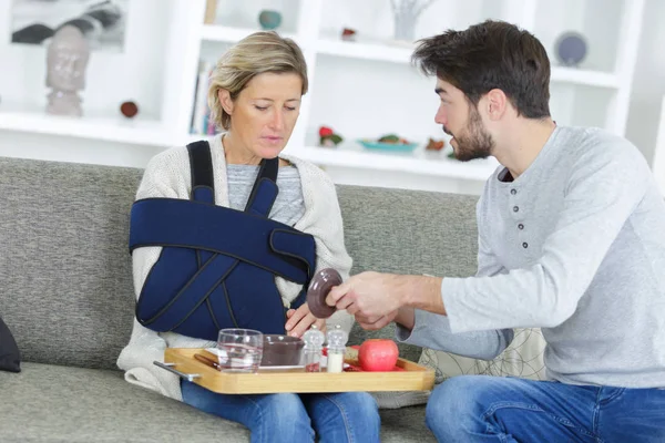 Doordachte zoon helpt moeder wanneer ze ziek is — Stockfoto