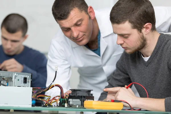 Technikstudent repariert Computerverarbeitung — Stockfoto