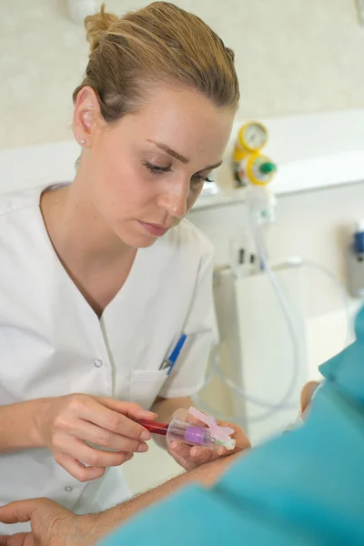 Krankenschwester entnimmt Blutprobe im Krankenhaus — Stockfoto