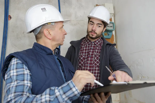 Trabajadores de la construcción hablando y constructores — Foto de Stock