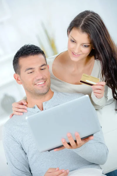 クレジット カードでインターネット上のオンライン購入のカップル — ストック写真