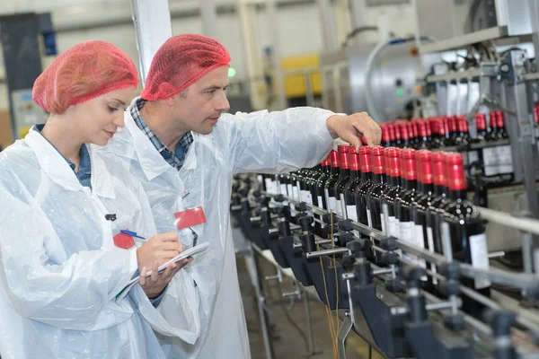 Fabrieksarbeiders die flessen — Stockfoto