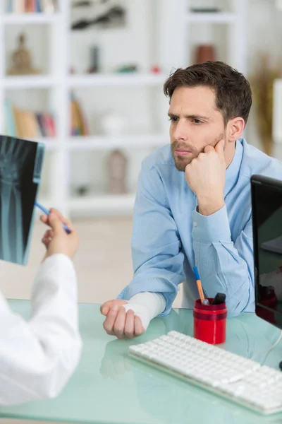 Junge Patientin bei Sprechstunde in Arztpraxis — Stockfoto