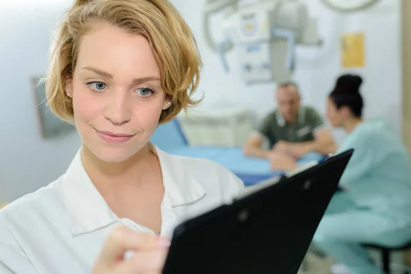 Infermiera femminile che tiene appunti — Foto Stock