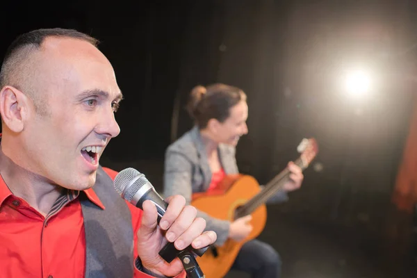 Duo de música cantando e tocando guitarra em um local — Fotografia de Stock