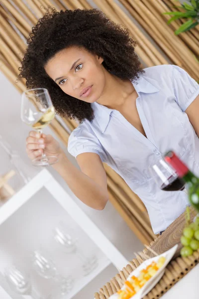 Bela jovem degustação de vinho branco em uma adega — Fotografia de Stock