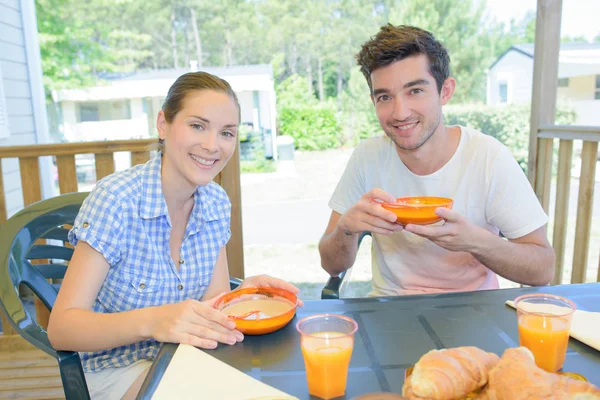 Adam ve kadın kahvaltı — Stok fotoğraf