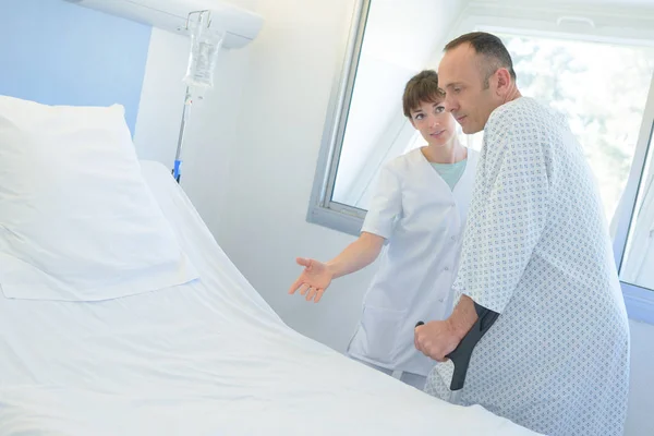 Infirmière prenant soin du patient dans la chambre d'hôpital — Photo