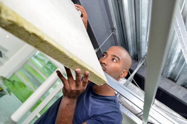 Trabajador fijar un techo — Foto de Stock