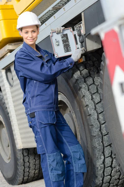Vrouw bij controles van zware plant voertuig — Stockfoto
