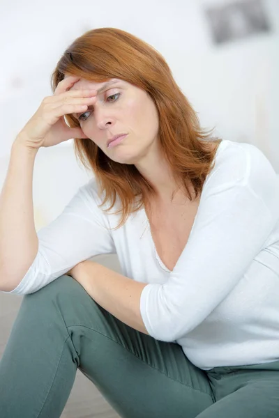 Gestresste junge Hausfrau im Wohnzimmer — Stockfoto