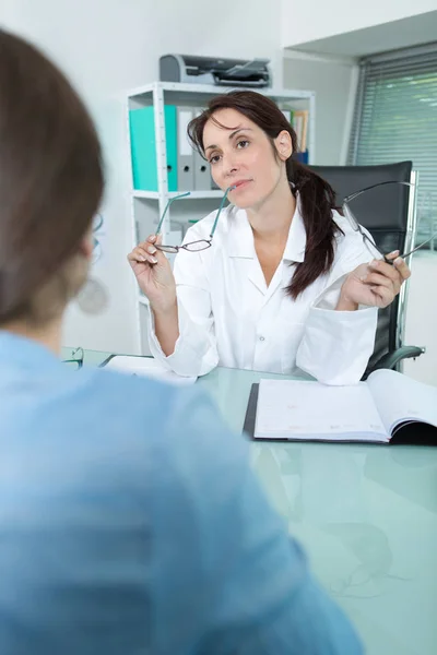 Bela médico feminino feliz com óculos — Fotografia de Stock