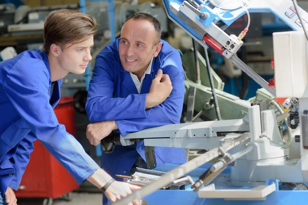 Engenheiros júnior e sênior olhando para equipamentos — Fotografia de Stock