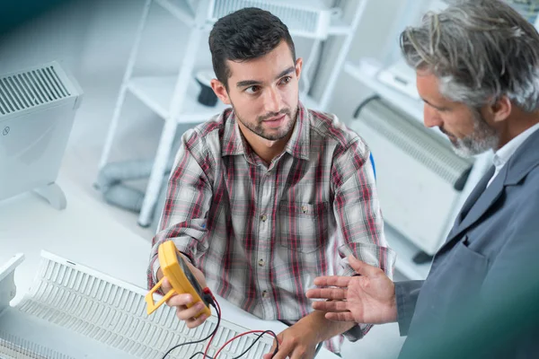 Ung man med mikroelektronik laboratoriet — Stockfoto