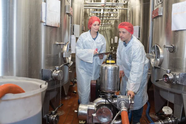 Cientistas que trabalham com cuba grande no laboratório — Fotografia de Stock