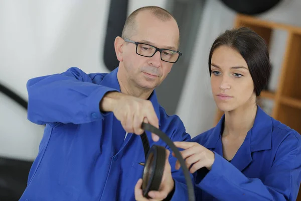 Female mechanician apprentice and mechanic — Stock Photo, Image