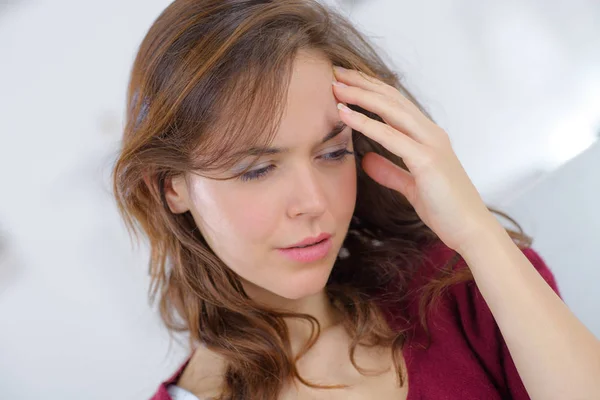 Mujer con migraña y enfermedad — Foto de Stock