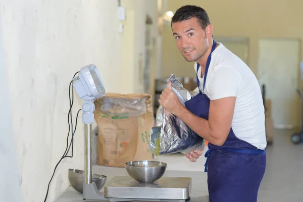 Trabajador cervecero escalando levadura —  Fotos de Stock