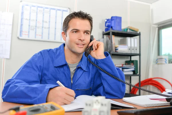 Homem de macacão no telefone — Fotografia de Stock