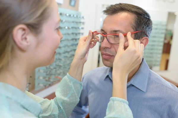 Homme essayant des lunettes — Photo