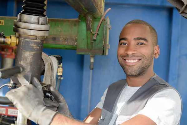Joven ingeniero metalúrgico operando fresadora — Foto de Stock