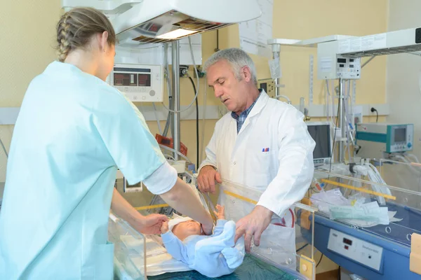 Γιατρό και νοσοκόμα με τα νεογέννητα μωρά — Φωτογραφία Αρχείου