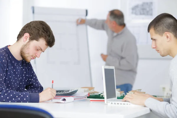 Männliche Studenten arbeiten im Hörsaal — Stockfoto