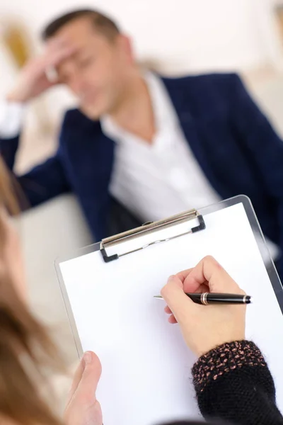 Foto van professionele vrouwelijke counselor helpen depressief man — Stockfoto