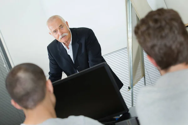 Profesor senior en el aula con los estudiantes — Foto de Stock