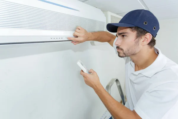 Technicus controle van ac installatie in klanten bouwen — Stockfoto