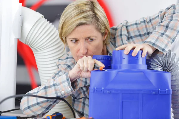Female electrician reapiring machinery — Stock Photo, Image