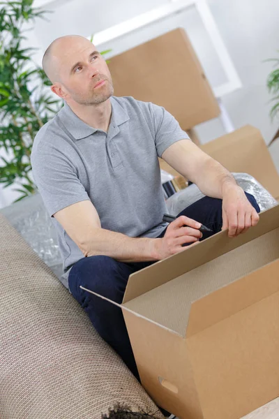 Man packar lådor och man — Stockfoto