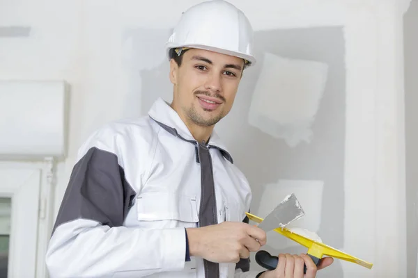 Confiante sorrindo jovem construtor — Fotografia de Stock