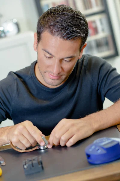 英俊的人修理手表 — 图库照片