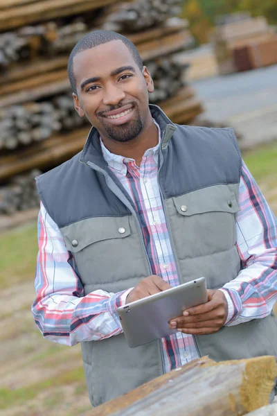 Engenheiro masculino com tablet digital — Fotografia de Stock