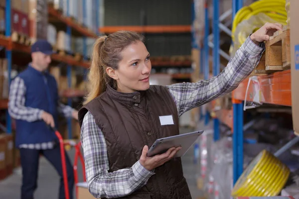 Persone che lavorano al magazzino — Foto Stock